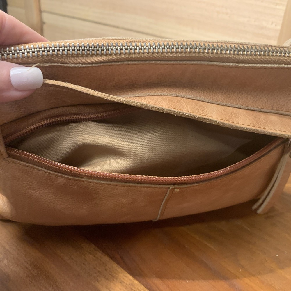 VILENCA Holland Crossbody Purse Bag Beige Leather Interior Exterior Pockets EUC - Picture 3 of 6